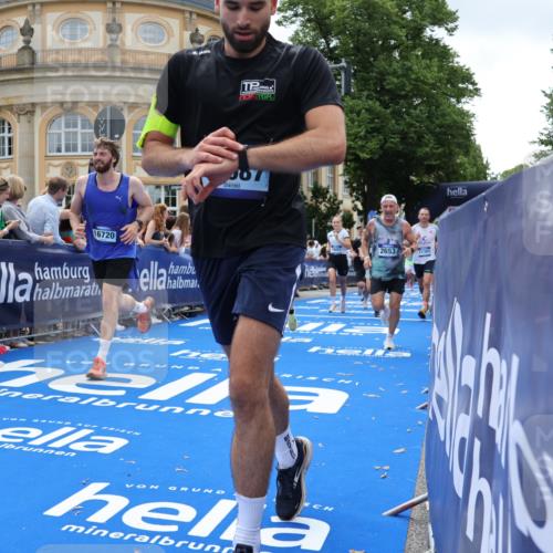 29.06.2025 - hella hamburg halbmarathon Strokosch-Dieckow http://msf.ph/oto/8261375 29.06.2025 10:43:25 Ziel 2653, 3109, 3124, 3146, 3928, 4080, 5124, 5436, 5506, 7635, 8664, 9931, 10237, 10246, 11648, 12623, 13348, 14484, 15921, 16338, 16720, 17391, 18274, 18513, 18775, 18810, 18942, 18987, 19009, 19051, 19229 meine-sportfotos.de