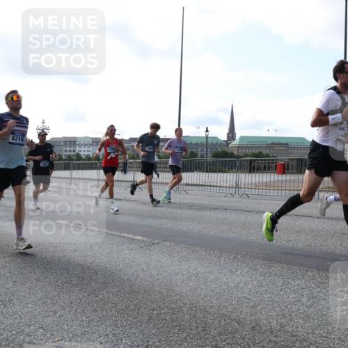 29.06.2025 - hella hamburg halbmarathon Lena Gebhardt http://msf.ph/oto/8261393 29.06.2025 09:57:05 Lombardsbrücke 1030, 1327, 1381, 1442, 1460, 1496, 1537, 1657, 1783, 1833, 2013, 2025, 2074, 2111, 2119, 2208, 2340, 2378, 2396, 2595, 2814, 2839, 2869, 2878, 3093, 3103, 3310, 3575, 3652, 3791, 4377, 4404, 4558, 4635, 4726, 4770, 4897, 5008, 5013, 5021, 5169, 5194, 5319, 5744, 5839, 6033, 6377, 6561, 6562, 6631, 6720, 6762, 7176, 7177, 7259, 7475, 7918, 8112, 8261, 8313, 8572, 8587, 8618, 8651, 8661, 8710, 8813, 8863, 8921, 8930, 9060, 9082, 9316, 9497, 9597, 9638, 10191 meine-sportfotos.de