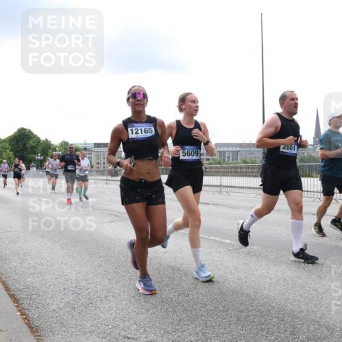 29.06.2025 - hella hamburg halbmarathon Lena Gebhardt http://msf.ph/oto/8261420 29.06.2025 10:34:29 Lombardsbrücke 1025, 1672, 1705, 1787, 2023, 2265, 2412, 2464, 2496, 2510, 2511, 2526, 2801, 2933, 3130, 3145, 3420, 3829, 3848, 4540, 4807, 4824, 4826, 5453, 5609, 6034, 6105, 6171, 6329, 6571, 6574, 6843, 7324, 7329, 7386, 7644, 7733, 8277, 8349, 8705, 8965, 9122, 9164, 9379, 9448, 9514, 10335, 10360, 10564, 10674, 11245, 11872, 12164, 12382, 13957, 15477, 16238, 16311, 16390, 16682, 16919, 17230, 18158, 18941 meine-sportfotos.de