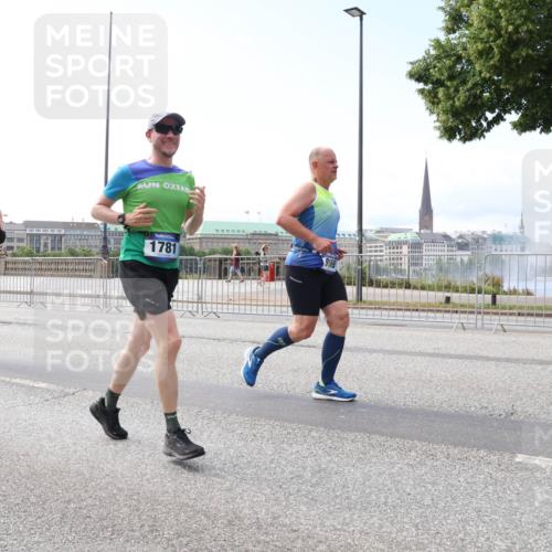 29.06.2025 - hella hamburg halbmarathon Lena Gebhardt http://msf.ph/oto/8261429 29.06.2025 10:10:59 Lombardsbrücke 1166, 1186, 1723, 1781, 2868, 4287, 4389, 5254, 5653, 5990, 5991, 7250, 7271, 7370, 8171, 8206, 8207, 8561, 9169, 9681, 9829, 10196, 11149, 11355, 11887, 11904, 11905, 12426, 12556, 12571, 12629, 12790, 12836, 13588, 13594, 13825, 13901, 14022, 14270, 15009, 15214, 15252, 15908, 16344, 16808, 17142, 17500, 17532, 18949, 19241 meine-sportfotos.de