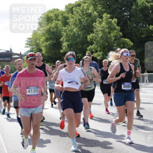 29.06.2025 - hella hamburg halbmarathon Jannik Wohlers http://msf.ph/oto/8261483 29.06.2025 09:58:19 Lombardsbrücke 1410, 1727, 1946, 1951, 2029, 2518, 2840, 2883, 2907, 3097, 3819, 3952, 4120, 4152, 4167, 5077, 5084, 5259, 5378, 6294, 6592, 6657, 6759, 6877, 7082, 7369, 7716, 7732, 8068, 8322, 8639, 8721, 9770, 10724, 11212, 11214, 11638, 11976, 12362, 12483, 12526, 12632, 12633, 12735, 13397, 13465, 13470, 13536, 13694, 13706, 13880, 14266, 14355, 14363, 14368, 14702, 15275, 15389, 15497, 15506, 15523, 15727, 15854, 16108, 16176, 16470, 16830, 17181, 17346, 17348, 17491 meine-sportfotos.de