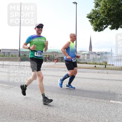 29.06.2025 - hella hamburg halbmarathon Lena Gebhardt http://msf.ph/oto/8261500 29.06.2025 10:10:59 Lombardsbrücke 1166, 1186, 1723, 1781, 2868, 4287, 4389, 5254, 5653, 5990, 5991, 7250, 7271, 7370, 8171, 8206, 8207, 8561, 9169, 9681, 9829, 10196, 11149, 11355, 11887, 11904, 11905, 12426, 12556, 12571, 12629, 12790, 12836, 13588, 13594, 13825, 13901, 14022, 14270, 15009, 15214, 15252, 15908, 16344, 16808, 17142, 17500, 17532, 18949, 19241 meine-sportfotos.de