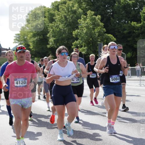 29.06.2025 - hella hamburg halbmarathon Jannik Wohlers http://msf.ph/oto/8261557 29.06.2025 09:58:19 Lombardsbrücke 1410, 1727, 1946, 1951, 2029, 2518, 2840, 2883, 2907, 3097, 3819, 3952, 4120, 4152, 4167, 5077, 5084, 5259, 5378, 6294, 6592, 6657, 6759, 6877, 7082, 7369, 7716, 7732, 8068, 8322, 8639, 8721, 9770, 10724, 11212, 11214, 11638, 11976, 12362, 12483, 12526, 12632, 12633, 12735, 13397, 13465, 13470, 13536, 13694, 13706, 13880, 14266, 14355, 14363, 14368, 14702, 15275, 15389, 15497, 15506, 15523, 15727, 15854, 16108, 16176, 16470, 16830, 17181, 17346, 17348, 17491 meine-sportfotos.de