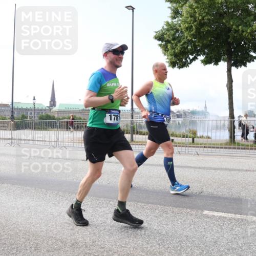29.06.2025 - hella hamburg halbmarathon Lena Gebhardt http://msf.ph/oto/8261564 29.06.2025 10:10:59 Lombardsbrücke 1166, 1186, 1723, 1781, 2868, 4287, 4389, 5254, 5653, 5990, 5991, 7250, 7271, 7370, 8171, 8206, 8207, 8561, 9169, 9681, 9829, 10196, 11149, 11355, 11887, 11904, 11905, 12426, 12556, 12571, 12629, 12790, 12836, 13588, 13594, 13825, 13901, 14022, 14270, 15009, 15214, 15252, 15908, 16344, 16808, 17142, 17500, 17532, 18949, 19241 meine-sportfotos.de
