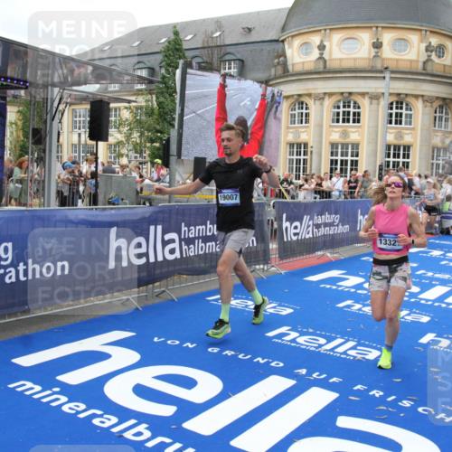 29.06.2025 - hella hamburg halbmarathon Michael Strokosch http://msf.ph/oto/8261571 29.06.2025 10:51:43 Ziel 5008, 6286, 13327, 14012, 14458, 15496, 15831, 15899, 19007, 19020 meine-sportfotos.de