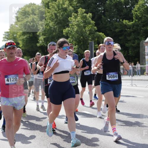 29.06.2025 - hella hamburg halbmarathon Jannik Wohlers http://msf.ph/oto/8261607 29.06.2025 09:58:19 Lombardsbrücke 1410, 1727, 1946, 1951, 2029, 2518, 2840, 2883, 2907, 3097, 3819, 3952, 4120, 4152, 4167, 5077, 5084, 5259, 5378, 6294, 6592, 6657, 6759, 6877, 7082, 7369, 7716, 7732, 8068, 8322, 8639, 8721, 9770, 10724, 11212, 11214, 11638, 11976, 12362, 12483, 12526, 12632, 12633, 12735, 13397, 13465, 13470, 13536, 13694, 13706, 13880, 14266, 14355, 14363, 14368, 14702, 15275, 15389, 15497, 15506, 15523, 15727, 15854, 16108, 16176, 16470, 16830, 17181, 17346, 17348, 17491 meine-sportfotos.de