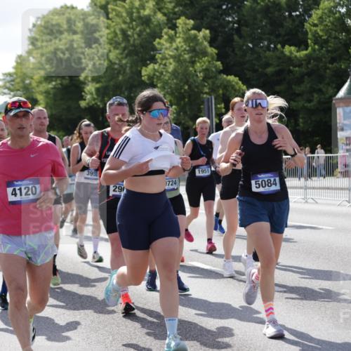 29.06.2025 - hella hamburg halbmarathon Jannik Wohlers http://msf.ph/oto/8261631 29.06.2025 09:58:20 Lombardsbrücke 1410, 1727, 1946, 1951, 2518, 2840, 2883, 2907, 3334, 3819, 3952, 4120, 4152, 4167, 5077, 5084, 5259, 5378, 6294, 6592, 6657, 6759, 6877, 7082, 7369, 7716, 7732, 8068, 8322, 8639, 8721, 9727, 9770, 10724, 11212, 11214, 11638, 11976, 12362, 12483, 12526, 12632, 12633, 12735, 13397, 13465, 13470, 13654, 13694, 13706, 13880, 13997, 14266, 14355, 14363, 14368, 14702, 15275, 15389, 15497, 15506, 15523, 15727, 15854, 16108, 16176, 16470, 16830, 17181, 17346, 17348, 17491 meine-sportfotos.de