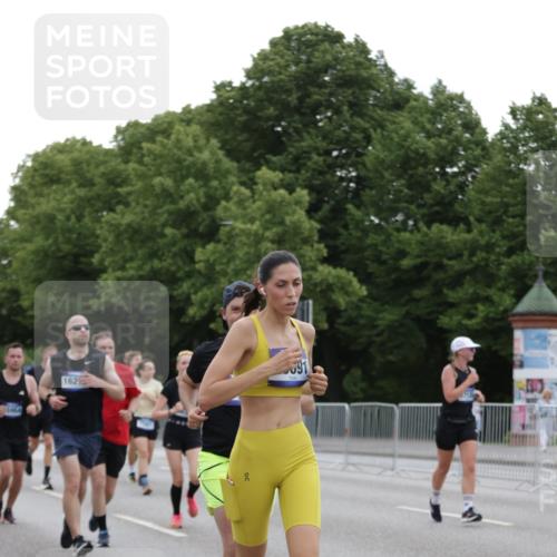 29.06.2025 - hella hamburg halbmarathon Jannik Wohlers http://msf.ph/oto/8261641 29.06.2025 10:32:51 Lombardsbrücke 1324, 1764, 2038, 2054, 2085, 2838, 3341, 3812, 3871, 4030, 4445, 4650, 5180, 5581, 5917, 6773, 8595, 9289, 9591, 9592, 9780, 11229, 11713, 11826, 12039, 12812, 12813, 13339, 14085, 14743, 15091, 15815, 15885, 15951, 15957, 15964, 16246, 16270, 16391, 17135, 18409, 18742, 18743, 18951 meine-sportfotos.de