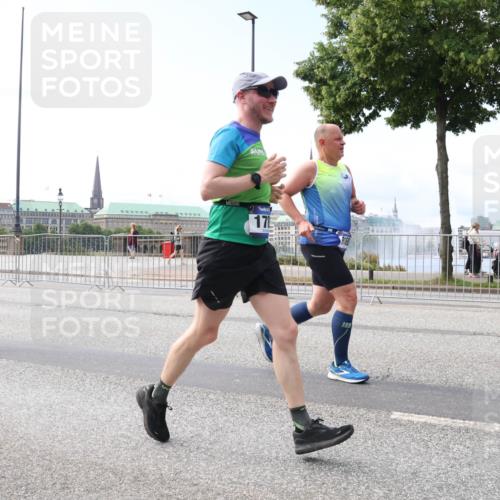 29.06.2025 - hella hamburg halbmarathon Lena Gebhardt http://msf.ph/oto/8261685 29.06.2025 10:10:59 Lombardsbrücke 1166, 1186, 1723, 1781, 2868, 4287, 4389, 5254, 5653, 5990, 5991, 7250, 7271, 7370, 8171, 8206, 8207, 8561, 9169, 9681, 9829, 10196, 11149, 11355, 11887, 11904, 11905, 12426, 12556, 12571, 12629, 12790, 12836, 13588, 13594, 13825, 13901, 14022, 14270, 15009, 15214, 15252, 15908, 16344, 16808, 17142, 17500, 17532, 18949, 19241 meine-sportfotos.de