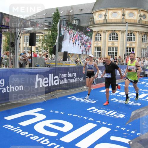 29.06.2025 - hella hamburg halbmarathon Michael Strokosch http://msf.ph/oto/8261754 29.06.2025 10:51:44 Ziel 5008, 6286, 13327, 14012, 14458, 15496, 15831, 15899, 19007, 19020 meine-sportfotos.de