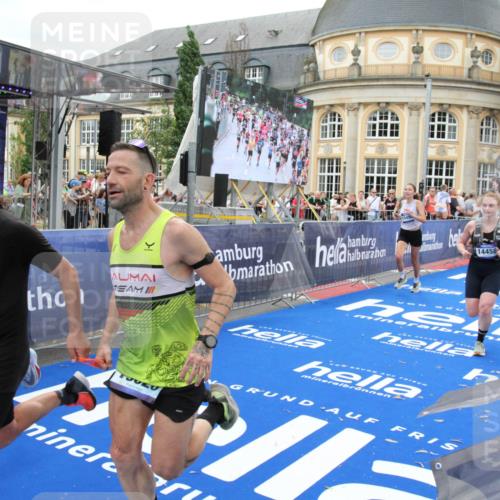 29.06.2025 - hella hamburg halbmarathon Michael Strokosch http://msf.ph/oto/8261856 29.06.2025 10:51:45 Ziel 6286, 7224, 8819, 13327, 14012, 14458, 15496, 15727, 15831, 15899, 17682, 19020, 19053 meine-sportfotos.de