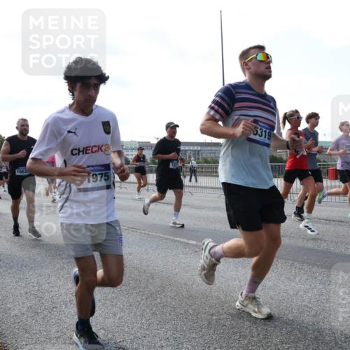 29.06.2025 - hella hamburg halbmarathon Lena Gebhardt http://msf.ph/oto/8261898 29.06.2025 09:57:06 Lombardsbrücke 1030, 1327, 1381, 1442, 1460, 1496, 1537, 1657, 1783, 1833, 2013, 2025, 2074, 2111, 2119, 2208, 2340, 2378, 2396, 2595, 2814, 2839, 2869, 2878, 3093, 3103, 3310, 3575, 3652, 3698, 3791, 4377, 4558, 4635, 4726, 4770, 4897, 5008, 5013, 5018, 5021, 5169, 5194, 5319, 5744, 5839, 6033, 6377, 6561, 6562, 6631, 6720, 6762, 7176, 7177, 7259, 7918, 8112, 8261, 8313, 8572, 8587, 8618, 8651, 8661, 8710, 8813, 8863, 8921, 8930, 9060, 9082, 9316, 9497, 9597, 9638, 10191 meine-sportfotos.de