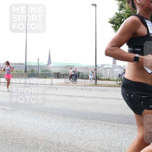 29.06.2025 - hella hamburg halbmarathon Lena Gebhardt http://msf.ph/oto/8262191 29.06.2025 10:34:30 Lombardsbrücke 1025, 1672, 2023, 2265, 2412, 2464, 2496, 2510, 2511, 2526, 2801, 2933, 3130, 3145, 3420, 3829, 3848, 4540, 4824, 4826, 5453, 5609, 6034, 6105, 6171, 6329, 6571, 6574, 6843, 7020, 7324, 7329, 7386, 7644, 7733, 8277, 8349, 8705, 8965, 9122, 9164, 9379, 9448, 9514, 10335, 10360, 10564, 10674, 11122, 11245, 11872, 12164, 12382, 13957, 15477, 16238, 16311, 16390, 16682, 16919, 17230, 18158, 18941 meine-sportfotos.de