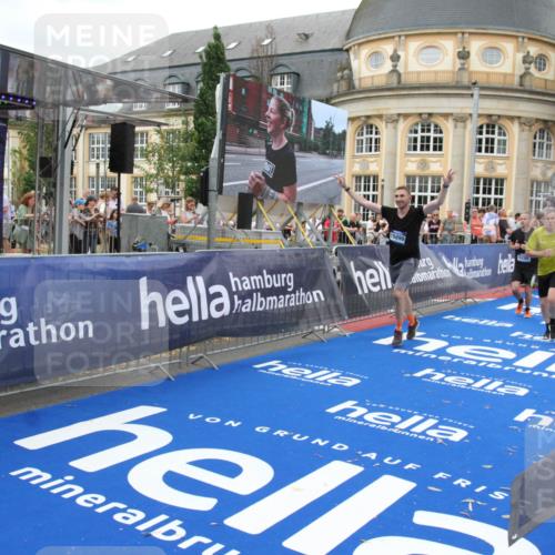 29.06.2025 - hella hamburg halbmarathon Michael Strokosch http://msf.ph/oto/8262193 29.06.2025 10:51:47 Ziel 2396, 6286, 7224, 8710, 8819, 12224, 14012, 14458, 15496, 15727, 15831, 15899, 16907, 17682, 19020, 19053 meine-sportfotos.de