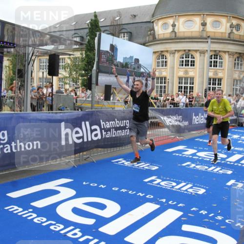 29.06.2025 - hella hamburg halbmarathon Michael Strokosch http://msf.ph/oto/8262237 29.06.2025 10:51:48 Ziel 2396, 6286, 7224, 8710, 8819, 12224, 14458, 15427, 15496, 15727, 15831, 15899, 16907, 17682, 19053 meine-sportfotos.de