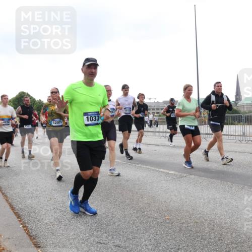 29.06.2025 - hella hamburg halbmarathon Lena Gebhardt http://msf.ph/oto/8262251 29.06.2025 10:46:02 Lombardsbrücke 1004, 1033, 1060, 1085, 1100, 1104, 1421, 1426, 1429, 1465, 1532, 1555, 1854, 1867, 1868, 1983, 2008, 2398, 2423, 2522, 2550, 2773, 2813, 2917, 2951, 2954, 2965, 3410, 4104, 4119, 4223, 4317, 4388, 4572, 5044, 5635, 5697, 5703, 5769, 5770, 5854, 5892, 6068, 6133, 6333, 6392, 6623, 7268, 7356, 7368, 7374, 7605, 7894, 7960, 7983, 8047, 8745, 9120, 9121, 9129, 9337, 9426, 9445, 10327, 10329, 10367, 10511, 11358, 11361, 11876, 11910, 12298, 12333, 12507, 12522 meine-sportfotos.de