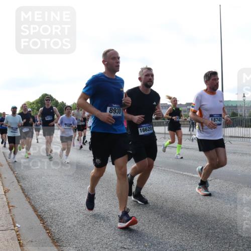 29.06.2025 - hella hamburg halbmarathon Lena Gebhardt http://msf.ph/oto/8262311 29.06.2025 09:57:07 Lombardsbrücke 1030, 1327, 1381, 1442, 1460, 1496, 1537, 1657, 1783, 1833, 2013, 2025, 2074, 2111, 2119, 2208, 2340, 2378, 2396, 2595, 2814, 2839, 2869, 2878, 3093, 3103, 3310, 3575, 3652, 3698, 3791, 4299, 4377, 4558, 4635, 4726, 4770, 4897, 5008, 5013, 5018, 5021, 5169, 5194, 5319, 5744, 5839, 6033, 6377, 6631, 6720, 6762, 7176, 7177, 7259, 7918, 8112, 8261, 8313, 8572, 8587, 8618, 8651, 8661, 8710, 8813, 8863, 8921, 8930, 9060, 9082, 9316, 9497, 9638, 10191 meine-sportfotos.de