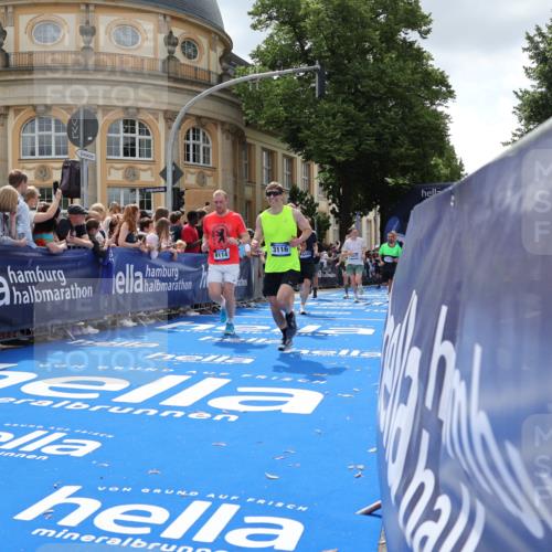 29.06.2025 - hella hamburg halbmarathon Strokosch-Dieckow http://msf.ph/oto/8262331 29.06.2025 10:43:40 Ziel 1976, 3116, 4318, 6903, 6991, 7185, 9114, 9159, 11153, 11778, 11848, 13421, 13996, 14201, 14210, 14690, 15328, 15512, 15932, 16062, 16105, 17912, 18449, 19090 meine-sportfotos.de