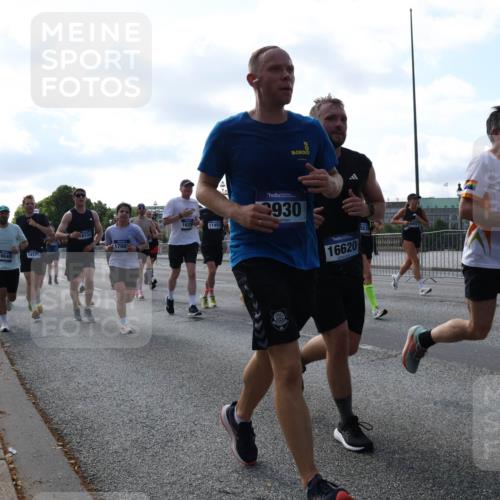 29.06.2025 - hella hamburg halbmarathon Lena Gebhardt http://msf.ph/oto/8262388 29.06.2025 09:57:07 Lombardsbrücke 1030, 1327, 1381, 1442, 1460, 1496, 1537, 1657, 1783, 1833, 2013, 2025, 2074, 2111, 2119, 2208, 2340, 2378, 2396, 2595, 2814, 2839, 2869, 2878, 3093, 3103, 3310, 3575, 3652, 3698, 3791, 4299, 4377, 4558, 4635, 4726, 4770, 4897, 5008, 5013, 5018, 5021, 5169, 5194, 5319, 5744, 5839, 6033, 6377, 6631, 6720, 6762, 7176, 7177, 7259, 7918, 8112, 8261, 8313, 8572, 8587, 8618, 8651, 8661, 8710, 8813, 8863, 8921, 8930, 9060, 9082, 9316, 9497, 9638, 10191 meine-sportfotos.de