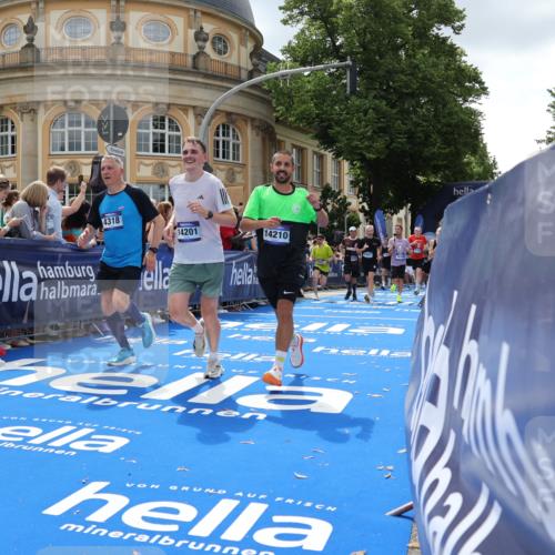 29.06.2025 - hella hamburg halbmarathon Strokosch-Dieckow http://msf.ph/oto/8262465 29.06.2025 10:43:43 Ziel 1976, 3116, 3437, 4318, 5624, 5692, 6903, 6991, 7185, 9043, 9114, 9159, 9374, 11153, 11778, 11848, 13421, 13897, 14201, 14210, 14690, 15328, 15512, 15932, 16062, 16105, 17912, 18449, 18650, 19090 meine-sportfotos.de
