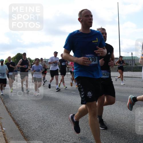 29.06.2025 - hella hamburg halbmarathon Lena Gebhardt http://msf.ph/oto/8262481 29.06.2025 09:57:07 Lombardsbrücke 1030, 1327, 1381, 1442, 1460, 1496, 1537, 1657, 1783, 1833, 2013, 2025, 2074, 2111, 2119, 2208, 2340, 2378, 2396, 2595, 2814, 2839, 2869, 2878, 3093, 3103, 3310, 3575, 3652, 3698, 3791, 4299, 4377, 4558, 4635, 4726, 4770, 4897, 5008, 5013, 5018, 5021, 5169, 5194, 5319, 5744, 5839, 6033, 6377, 6631, 6720, 6762, 7176, 7177, 7259, 7918, 8112, 8261, 8313, 8572, 8587, 8618, 8651, 8661, 8710, 8813, 8863, 8921, 8930, 9060, 9082, 9316, 9497, 9638, 10191 meine-sportfotos.de