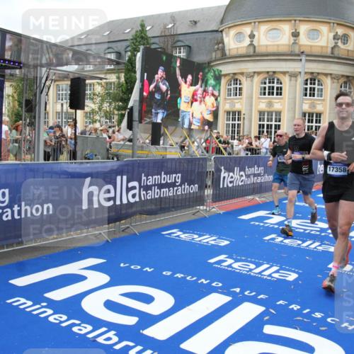 29.06.2025 - hella hamburg halbmarathon Michael Strokosch http://msf.ph/oto/8262504 29.06.2025 10:51:50 Ziel 2396, 6286, 7224, 8710, 8819, 9793, 9959, 12224, 15427, 15727, 15831, 15899, 16907, 17682, 19053, 19137 meine-sportfotos.de