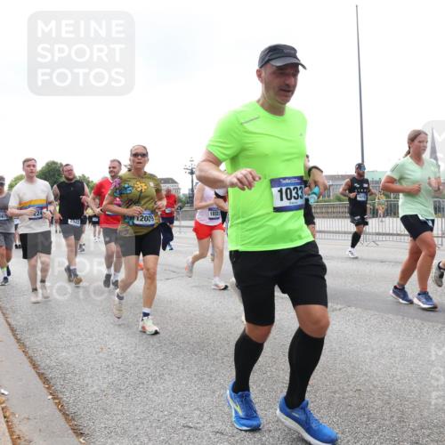 29.06.2025 - hella hamburg halbmarathon Lena Gebhardt http://msf.ph/oto/8262523 29.06.2025 10:46:02 Lombardsbrücke 1004, 1033, 1060, 1085, 1100, 1104, 1421, 1426, 1429, 1465, 1532, 1555, 1854, 1867, 1868, 1983, 2008, 2398, 2423, 2522, 2550, 2773, 2813, 2917, 2951, 2954, 2965, 3410, 4104, 4119, 4223, 4317, 4388, 4572, 5044, 5635, 5697, 5703, 5769, 5770, 5854, 5892, 6068, 6133, 6333, 6392, 6623, 7268, 7356, 7368, 7374, 7605, 7894, 7960, 7983, 8047, 8745, 9120, 9121, 9129, 9337, 9426, 9445, 10327, 10329, 10367, 10511, 11358, 11361, 11876, 11910, 12298, 12333, 12507, 12522 meine-sportfotos.de