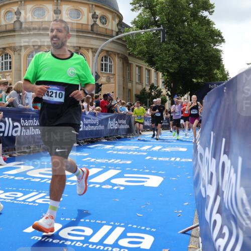29.06.2025 - hella hamburg halbmarathon Strokosch-Dieckow http://msf.ph/oto/8262553 29.06.2025 10:43:44 Ziel 1976, 3116, 3437, 3697, 4318, 5624, 5692, 6903, 6991, 7185, 9043, 9114, 9159, 9374, 11153, 11778, 11848, 13421, 13897, 14201, 14210, 14861, 15328, 15512, 15932, 16062, 16105, 18449, 18650, 19090 meine-sportfotos.de