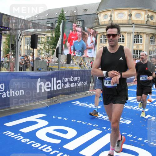 29.06.2025 - hella hamburg halbmarathon Michael Strokosch http://msf.ph/oto/8262631 29.06.2025 10:51:51 Ziel 2396, 6286, 7224, 8710, 8819, 9793, 9959, 12224, 15427, 15727, 15831, 15899, 16907, 17682, 17815, 19053, 19137 meine-sportfotos.de