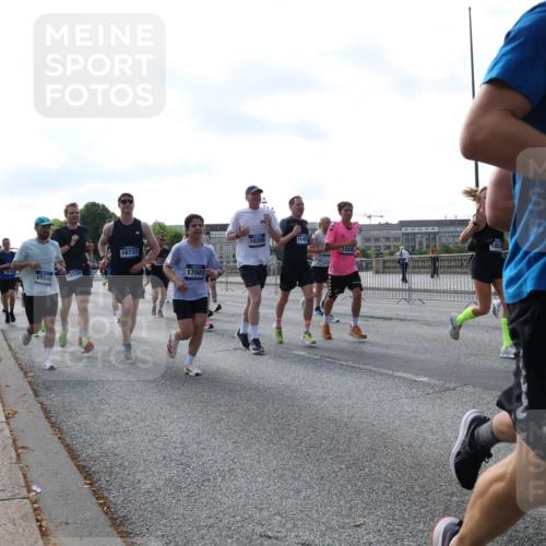 29.06.2025 - hella hamburg halbmarathon Lena Gebhardt http://msf.ph/oto/8262644 29.06.2025 09:57:07 Lombardsbrücke 1030, 1327, 1381, 1442, 1460, 1496, 1537, 1657, 1783, 1833, 2013, 2025, 2074, 2111, 2119, 2208, 2340, 2378, 2396, 2595, 2814, 2839, 2869, 2878, 3093, 3103, 3310, 3575, 3652, 3698, 3791, 4299, 4377, 4558, 4635, 4726, 4770, 4897, 5008, 5013, 5018, 5021, 5169, 5194, 5319, 5744, 5839, 6033, 6377, 6631, 6720, 6762, 7176, 7177, 7259, 7918, 8112, 8261, 8313, 8572, 8587, 8618, 8651, 8661, 8710, 8813, 8863, 8921, 8930, 9060, 9082, 9316, 9497, 9638, 10191 meine-sportfotos.de