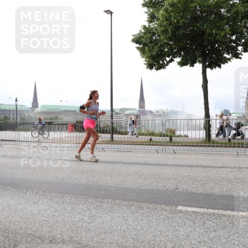 29.06.2025 - hella hamburg halbmarathon Lena Gebhardt http://msf.ph/oto/8262666 29.06.2025 10:34:32 Lombardsbrücke 1025, 1672, 2023, 2265, 2355, 2412, 2464, 2496, 2510, 2511, 2801, 2933, 3130, 3145, 3420, 3829, 3848, 4540, 4824, 4826, 5453, 5609, 6034, 6105, 6171, 6329, 6571, 6574, 6843, 7020, 7324, 7329, 7386, 7644, 7733, 8277, 8349, 8369, 8705, 8793, 8965, 9122, 9164, 9379, 9448, 9514, 10335, 10360, 10564, 10674, 11122, 11245, 11646, 11872, 12164, 12236, 12382, 13957, 15477, 16238, 16311, 16390, 16682, 16919, 17230, 18158, 18941 meine-sportfotos.de
