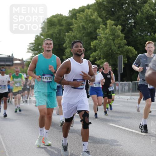 29.06.2025 - hella hamburg halbmarathon Jannik Wohlers http://msf.ph/oto/8262701 29.06.2025 09:59:33 Lombardsbrücke 1006, 1125, 1264, 1834, 1914, 2099, 2348, 2364, 2582, 2584, 2676, 2677, 2910, 3836, 4013, 4231, 4772, 4796, 5015, 5134, 5277, 5341, 6174, 6201, 6202, 6462, 6581, 6587, 6602, 6636, 6892, 7547, 7717, 7786, 7824, 8223, 8285, 8402, 8573, 8730, 9611, 10093, 10337, 10742, 10759, 11366, 11753, 11797, 11799, 12248, 12479, 12513, 13523, 13847, 13988, 13993, 14139, 14429, 14750, 14778, 14785, 14818, 15097, 15110, 15431, 15954, 16327, 17160, 17468, 17525 meine-sportfotos.de