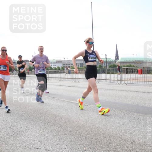 29.06.2025 - hella hamburg halbmarathon Lena Gebhardt http://msf.ph/oto/8262730 29.06.2025 10:11:01 Lombardsbrücke 1166, 1186, 1723, 1781, 2868, 3837, 4287, 4389, 5254, 5653, 5990, 5991, 7250, 7271, 7370, 8171, 8206, 8207, 8561, 9119, 9169, 9681, 9829, 10196, 11149, 11355, 11887, 11904, 11905, 12426, 12556, 12571, 12629, 12790, 12836, 13588, 13594, 13603, 13825, 14022, 14149, 14270, 15009, 15214, 15252, 15908, 16344, 16383, 16808, 17142, 17500, 17532, 18949, 19241 meine-sportfotos.de