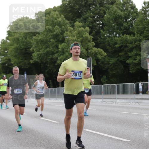 29.06.2025 - hella hamburg halbmarathon Jannik Wohlers http://msf.ph/oto/8262736 29.06.2025 10:32:59 Lombardsbrücke 1764, 1995, 2038, 2054, 2085, 2838, 3341, 3812, 4164, 4445, 6773, 7705, 8595, 8891, 9258, 9289, 9591, 9592, 9750, 9780, 11713, 11826, 13339, 15072, 15091, 15367, 15815, 15964, 16246, 16270, 16391, 17135 meine-sportfotos.de