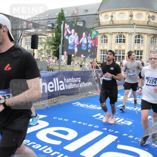 29.06.2025 - hella hamburg halbmarathon Michael Strokosch http://msf.ph/oto/8262778 29.06.2025 10:51:52 Ziel 2396, 2818, 2823, 2880, 4297, 6286, 7224, 8710, 8819, 8856, 9793, 9959, 12224, 15427, 15727, 15831, 16907, 17682, 17815, 17962, 19053, 19137 meine-sportfotos.de