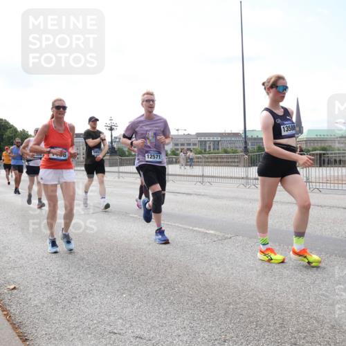 29.06.2025 - hella hamburg halbmarathon Lena Gebhardt http://msf.ph/oto/8262810 29.06.2025 10:11:02 Lombardsbrücke 1166, 1186, 1723, 1781, 2868, 3837, 4287, 4389, 5254, 5653, 5990, 5991, 7250, 7271, 7370, 8171, 8206, 8207, 8368, 8561, 9119, 9169, 9681, 9829, 10196, 11149, 11355, 11887, 11904, 11905, 12426, 12556, 12571, 12629, 12790, 12836, 13588, 13594, 13603, 13825, 14022, 14149, 14270, 15009, 15214, 15252, 15908, 16383, 16808, 17142, 17500, 17532, 18949, 19241 meine-sportfotos.de