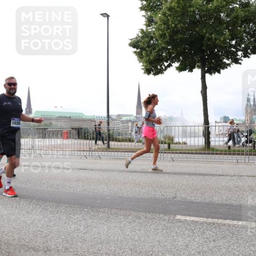 29.06.2025 - hella hamburg halbmarathon Lena Gebhardt http://msf.ph/oto/8262881 29.06.2025 10:34:33 Lombardsbrücke 1025, 1672, 2023, 2265, 2355, 2412, 2464, 2496, 2510, 2511, 2801, 2933, 3130, 3145, 3420, 3829, 3848, 4540, 4824, 4826, 5453, 5609, 6034, 6105, 6171, 6310, 6329, 6335, 6571, 6574, 6843, 7020, 7324, 7329, 7386, 7644, 7733, 8349, 8369, 8705, 8793, 8965, 9122, 9164, 9379, 9448, 9514, 10335, 10360, 10564, 10674, 11122, 11245, 11646, 11872, 12164, 12236, 12382, 13957, 15477, 16238, 16311, 16390, 16682, 16919, 17230, 18158, 18941 meine-sportfotos.de