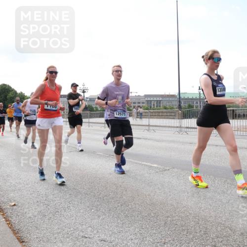 29.06.2025 - hella hamburg halbmarathon Lena Gebhardt http://msf.ph/oto/8262885 29.06.2025 10:11:02 Lombardsbrücke 1166, 1186, 1723, 1781, 2868, 3837, 4287, 4389, 5254, 5653, 5990, 5991, 7250, 7271, 7370, 8171, 8206, 8207, 8368, 8561, 9119, 9169, 9681, 9829, 10196, 11149, 11355, 11887, 11904, 11905, 12426, 12556, 12571, 12629, 12790, 12836, 13588, 13594, 13603, 13825, 14022, 14149, 14270, 15009, 15214, 15252, 15908, 16383, 16808, 17142, 17500, 17532, 18949, 19241 meine-sportfotos.de