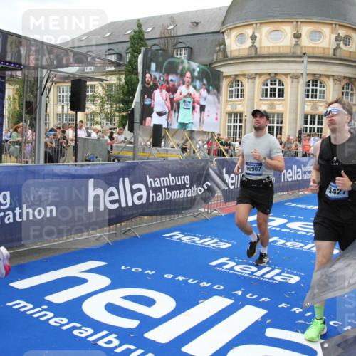 29.06.2025 - hella hamburg halbmarathon Michael Strokosch http://msf.ph/oto/8262924 29.06.2025 10:51:54 Ziel 2396, 2818, 2823, 2880, 4297, 5102, 7224, 8710, 8819, 8856, 9793, 9959, 12224, 13799, 15427, 15690, 15727, 16907, 17682, 17815, 17962, 19053, 19137 meine-sportfotos.de