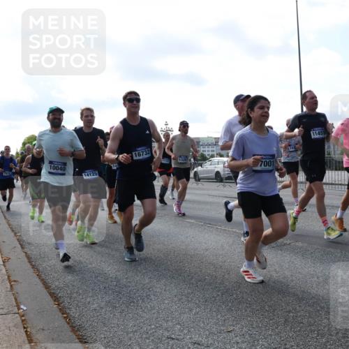 29.06.2025 - hella hamburg halbmarathon Lena Gebhardt http://msf.ph/oto/8262929 29.06.2025 09:57:08 Lombardsbrücke 1030, 1327, 1381, 1442, 1460, 1496, 1537, 1657, 1783, 1833, 2013, 2025, 2074, 2111, 2119, 2208, 2340, 2378, 2396, 2595, 2814, 2839, 2855, 2869, 2878, 3093, 3103, 3310, 3575, 3652, 3698, 3791, 4299, 4377, 4558, 4635, 4726, 4770, 4897, 5008, 5013, 5018, 5021, 5169, 5194, 5319, 5744, 5839, 6033, 6125, 6377, 6631, 6720, 6762, 6942, 7176, 7177, 7259, 7918, 8112, 8261, 8313, 8572, 8587, 8618, 8651, 8661, 8710, 8813, 8863, 8921, 8930, 9060, 9082, 9316, 9497, 9638, 10191 meine-sportfotos.de