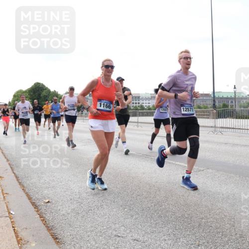 29.06.2025 - hella hamburg halbmarathon Lena Gebhardt http://msf.ph/oto/8262985 29.06.2025 10:11:02 Lombardsbrücke 1166, 1186, 1723, 1781, 2868, 3837, 4287, 4389, 5254, 5653, 5990, 5991, 7250, 7271, 7370, 8171, 8206, 8207, 8368, 8561, 9119, 9169, 9681, 9829, 10196, 11149, 11355, 11887, 11904, 11905, 12426, 12556, 12571, 12629, 12790, 12836, 13588, 13594, 13603, 13825, 14022, 14149, 14270, 15009, 15214, 15252, 15908, 16383, 16808, 17142, 17500, 17532, 18949, 19241 meine-sportfotos.de