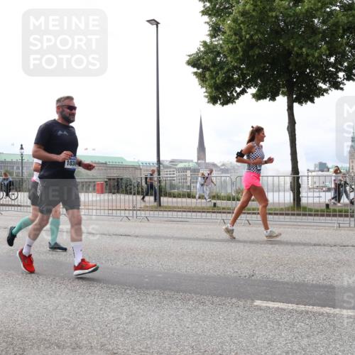29.06.2025 - hella hamburg halbmarathon Lena Gebhardt http://msf.ph/oto/8263009 29.06.2025 10:34:33 Lombardsbrücke 1025, 1672, 2023, 2265, 2355, 2412, 2464, 2496, 2510, 2511, 2801, 2933, 3130, 3145, 3420, 3829, 3848, 4540, 4824, 4826, 5453, 5609, 6034, 6105, 6171, 6310, 6329, 6335, 6571, 6574, 6843, 7020, 7324, 7329, 7386, 7644, 7733, 8349, 8369, 8705, 8793, 8965, 9122, 9164, 9379, 9448, 9514, 10335, 10360, 10564, 10674, 11122, 11245, 11646, 11872, 12164, 12236, 12382, 13957, 15477, 16238, 16311, 16390, 16682, 16919, 17230, 18158, 18941 meine-sportfotos.de