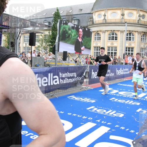 29.06.2025 - hella hamburg halbmarathon Michael Strokosch http://msf.ph/oto/8263046 29.06.2025 10:51:55 Ziel 2396, 2818, 2823, 2880, 4297, 5102, 8710, 8856, 9793, 9959, 12224, 13799, 15427, 15690, 16907, 17815, 17962, 19137 meine-sportfotos.de