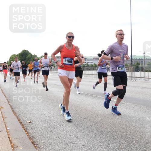 29.06.2025 - hella hamburg halbmarathon Lena Gebhardt http://msf.ph/oto/8263049 29.06.2025 10:11:02 Lombardsbrücke 1166, 1186, 1723, 1781, 2868, 3837, 4287, 4389, 5254, 5653, 5990, 5991, 7250, 7271, 7370, 8171, 8206, 8207, 8368, 8561, 9119, 9169, 9681, 9829, 10196, 11149, 11355, 11887, 11904, 11905, 12426, 12556, 12571, 12629, 12790, 12836, 13588, 13594, 13603, 13825, 14022, 14149, 14270, 15009, 15214, 15252, 15908, 16383, 16808, 17142, 17500, 17532, 18949, 19241 meine-sportfotos.de