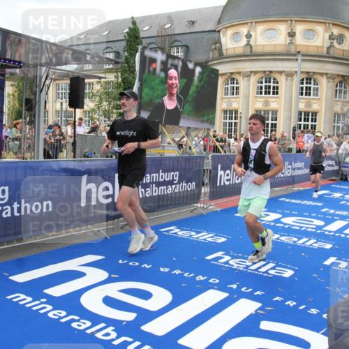 29.06.2025 - hella hamburg halbmarathon Michael Strokosch http://msf.ph/oto/8263137 29.06.2025 10:51:56 Ziel 2818, 2823, 2880, 4297, 5102, 8856, 9793, 9959, 13799, 15427, 15690, 16907, 17815, 17962, 19137 meine-sportfotos.de