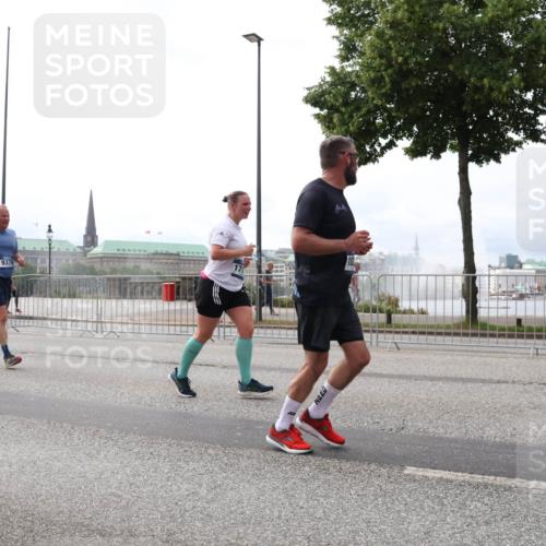 29.06.2025 - hella hamburg halbmarathon Lena Gebhardt http://msf.ph/oto/8263207 29.06.2025 10:34:34 Lombardsbrücke 1025, 1672, 2023, 2355, 2412, 2464, 2510, 2511, 2801, 2933, 3130, 3145, 3420, 3848, 4540, 4824, 4826, 5453, 5609, 6034, 6105, 6171, 6310, 6329, 6335, 6571, 6574, 6843, 7020, 7324, 7329, 7386, 7644, 7733, 8349, 8369, 8705, 8793, 8965, 9122, 9164, 9379, 9448, 9514, 10335, 10360, 10564, 10674, 11122, 11245, 11646, 11872, 12164, 12236, 12382, 13957, 15477, 16238, 16311, 16390, 16682, 16919, 17230, 18158, 18941 meine-sportfotos.de