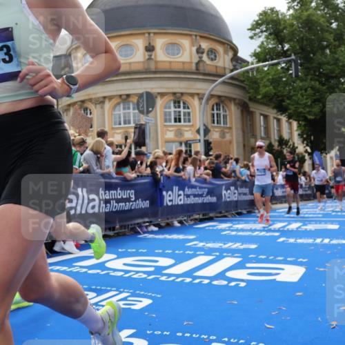 29.06.2025 - hella hamburg halbmarathon Strokosch-Dieckow http://msf.ph/oto/8263215 29.06.2025 10:44:01 Ziel 1391, 1558, 2816, 3021, 4981, 6705, 8063, 8900, 9081, 9633, 10193, 10596, 10930, 11346, 12438, 13123, 15383, 16506, 16549, 16648, 16697, 17403, 17516, 17977, 18004 meine-sportfotos.de