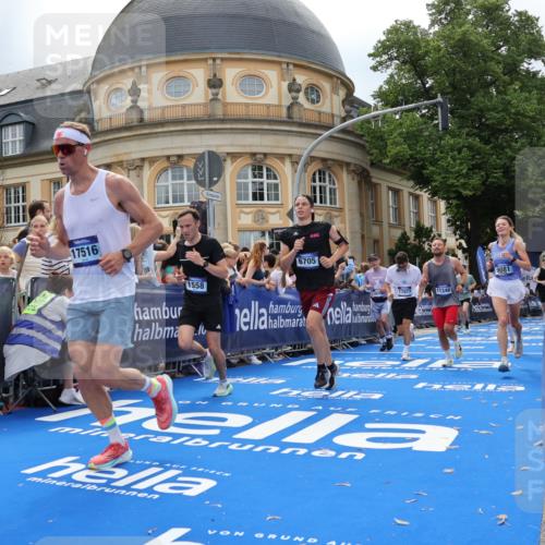 29.06.2025 - hella hamburg halbmarathon Strokosch-Dieckow http://msf.ph/oto/8263263 29.06.2025 10:44:03 Ziel 1391, 1558, 2816, 3021, 4981, 4999, 5231, 6705, 8063, 8900, 9081, 9633, 10193, 10596, 10930, 11346, 13123, 15383, 16506, 16648, 16697, 17516, 17748, 17977, 18004 meine-sportfotos.de