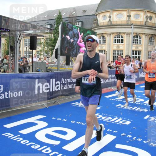 29.06.2025 - hella hamburg halbmarathon Michael Strokosch http://msf.ph/oto/8263374 29.06.2025 10:51:58 Ziel 2818, 2823, 2880, 4033, 4297, 5102, 6390, 7409, 7724, 8856, 9793, 9959, 10057, 13799, 15690, 17815, 17962, 18869, 19137 meine-sportfotos.de