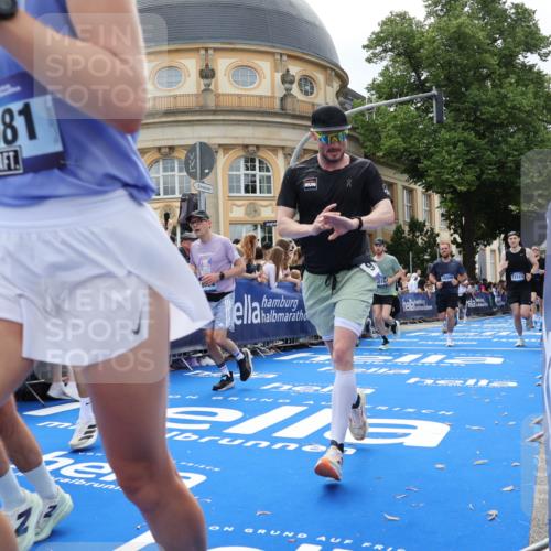29.06.2025 - hella hamburg halbmarathon Strokosch-Dieckow http://msf.ph/oto/8263389 29.06.2025 10:44:05 Ziel 1391, 1558, 2816, 3021, 4981, 4999, 5231, 6705, 9081, 9633, 10193, 10930, 11346, 12159, 13123, 14686, 14687, 15225, 15280, 15383, 16506, 16648, 16697, 17516, 17748, 17977, 18004, 18691 meine-sportfotos.de